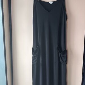 Elegant Black Sleeveless Dress with pockets